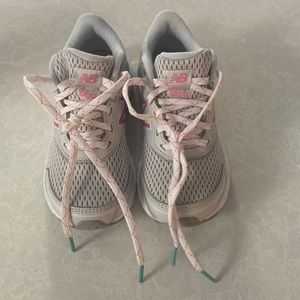 NWOT girls New Balance lace up shoes. Size 11